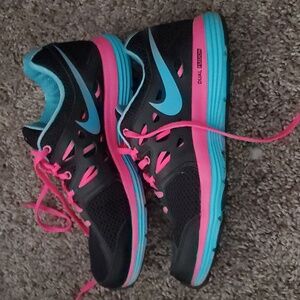 Women's Nike Dual Fusion Sneakers